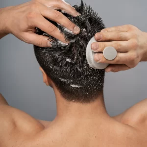 un-homme-de-taille-moyenne-se-fait-un-massage-du-cuir-chevelu (1)